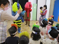 2歳児豆まきをしている写真です。