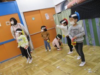 3歳児豆まきをしている写真です。