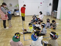 3歳児が鬼ガールの話を聞いている写真です。