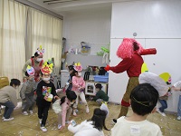 4歳児豆まきをしている写真です。