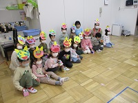 4歳児が鬼ガールの話を聞いている写真です。