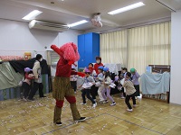 5歳児豆まきをしている写真です。