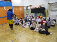 5歳児が鬼ガールの話を聞いている写真です。