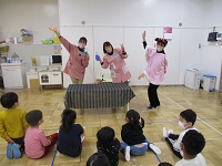 職員が手品をしている写真です。