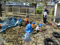 砂場で遊んでいる様子の写真