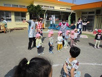 1歳児がお別れ会で出し物をしている写真です。