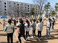 写真:ミッキーマウスの踊りを楽しんでいる5歳児の様子