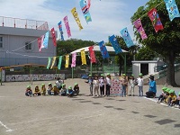 5歳児らいおん組がはじまりの手遊びをしている写真