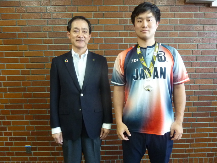 写真:島さんが市長を表敬訪問した様子