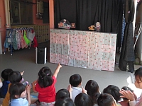 写真:ペープサートを見ている幼児クラス