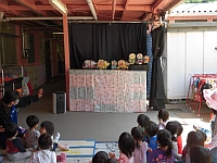 写真:ペープサートを見ている乳児クラス