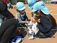 写真:こいのぼりにひもをつけている様子