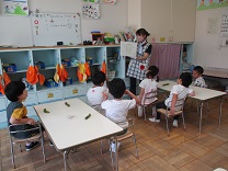 写真：野菜のさやむき