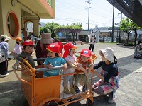 1歳児クラスが誕生日会に参加している写真です。