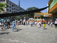 誕生児紹介のあと全園児で体操をしている写真です。