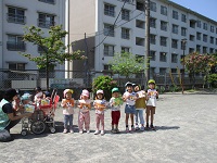 4月生まれの子ども達を紹介している写真です。