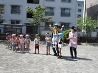 4月生まれの紹介をしている写真です。