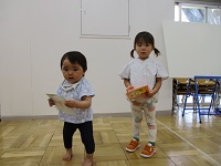 乳児クラスの子どもが誕生カードを見せている写真