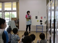 2歳児がパネルシアターを見ている様子の写真