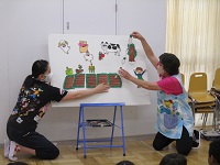 職員がのポルカのパネルシアターをしている様子の写真