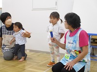 乳児がインタビューを受けている様子の写真