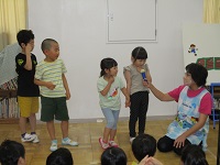 幼児がインタビューを受けている様子の写真