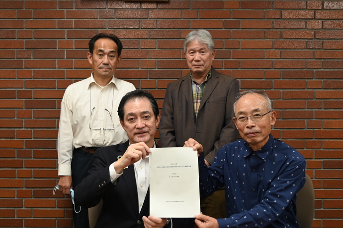写真:市民委員より市長へ報告書手渡し