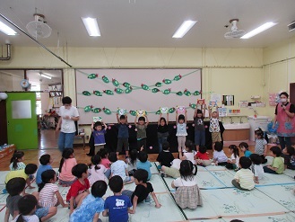 幼児クラス誕生会の様子の写真