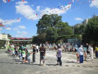 親子で踊っている様子