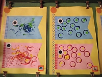 写真:3歳児のこいのぼり製作