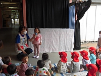 写真:誕生児へインタビューの様子