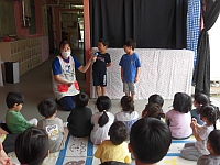 写真:誕生児の紹介とインタビュー