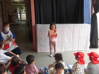 写真:誕生児がカードのプレゼントをもらったところ