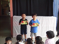 写真:誕生児がカードのプレゼントをもらったところ