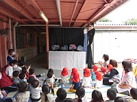 写真:先生たちの出し物の様子