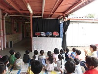 写真:先生たちの出し物を見ている様子