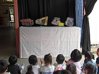 写真:先生たちの出し物を見ている様子