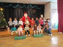 サンタクロースと1歳児の様子