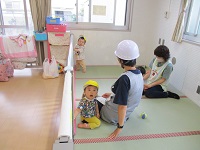 0歳児クラスが引き渡し訓練でお迎えを待っている写真です。