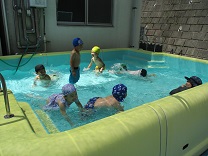 プールで遊ぶ子供の写真3