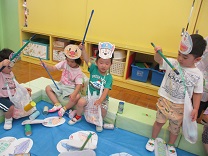 釣り堀コーナーで遊ぶ子供の写真