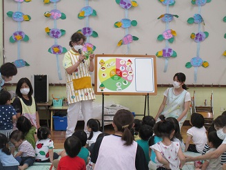 栄養の話をしている栄養士の様子の写真