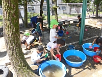 写真:泥んこ遊びを楽しむ4歳児