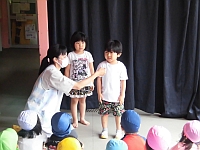 写真:誕生児へのインタビューの様子