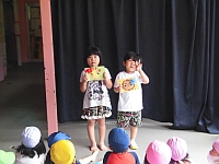 写真:誕生児へプレゼントの様子