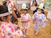 4歳児がくじびきをひいているいる写真です。