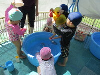 水遊びの様子の写真