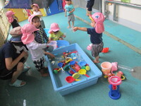 水遊びの様子の写真