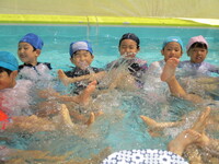 プール遊びの様子の写真