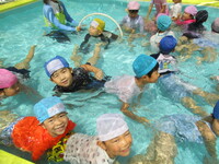 プール遊びの様子の写真